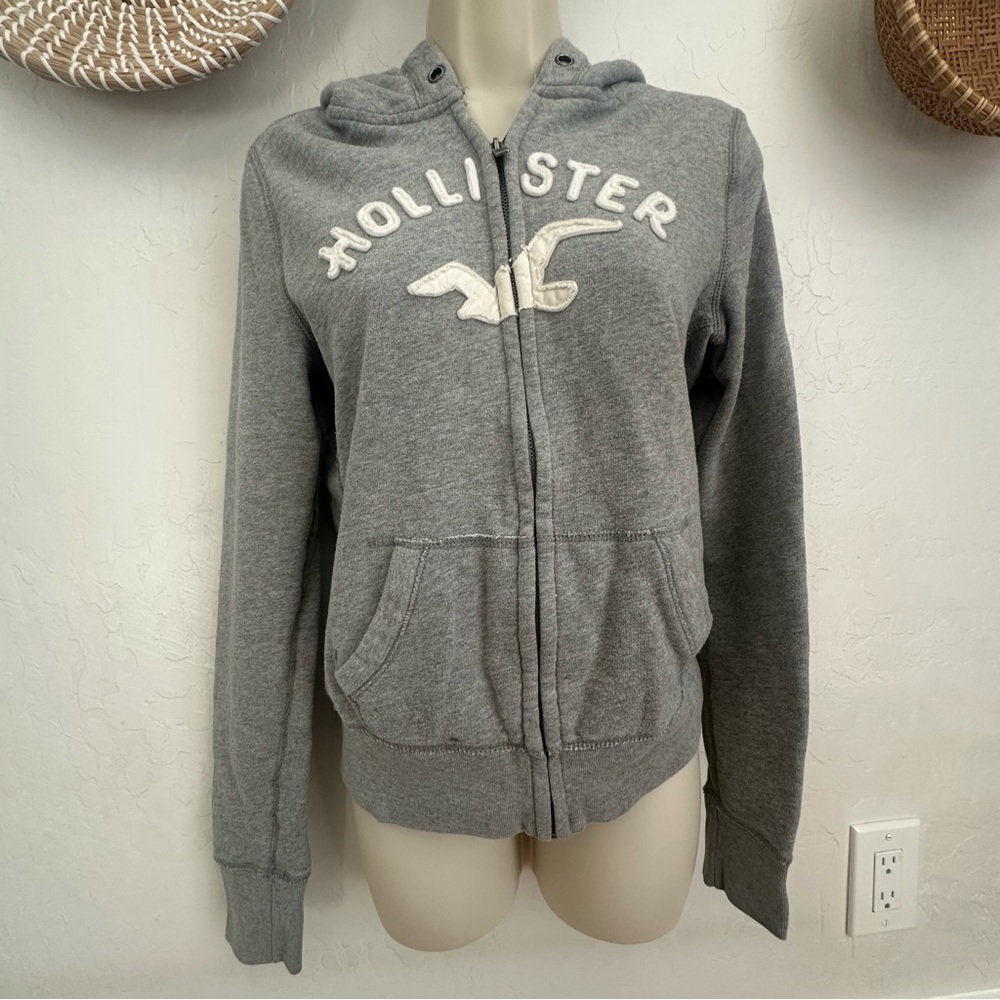 Women’s Y2K Hollister Hoodie. Gray Sweatshirt with classic white Logo. Medium